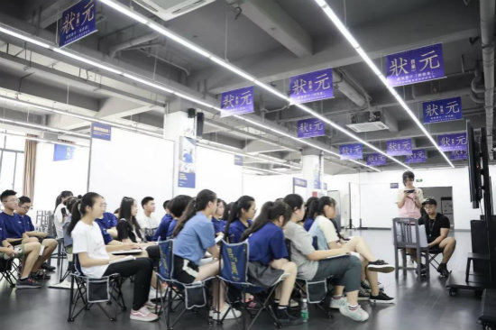 速写主教马老师为同学们做示范讲解