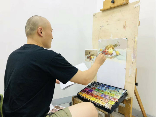 美术老师很少做范画，让学生自己临摹是否可取？