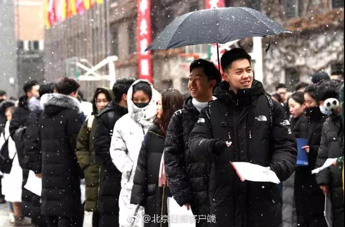 艺考生在雪天中等待入场考试